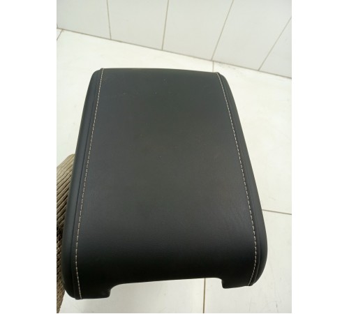 Подлокотник центральной консоли