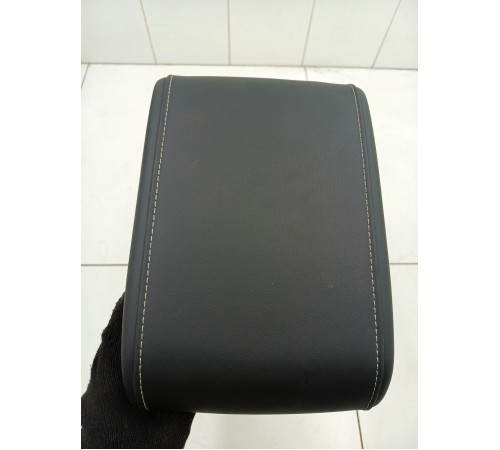 Подлокотник центральной консоли