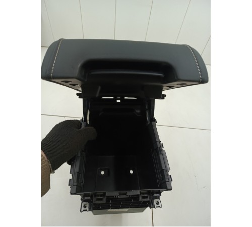 Подлокотник центральной консоли