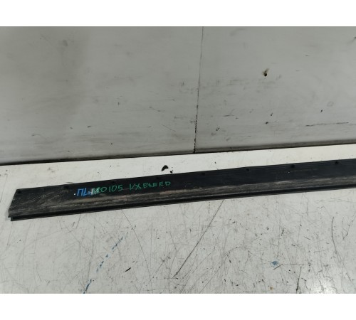 Уплотнитель двери передний левый нижний