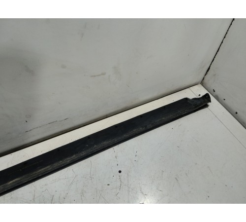 Уплотнитель двери передний левый нижний