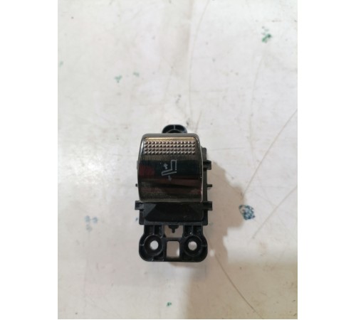 Кнопка складывания задних сидений