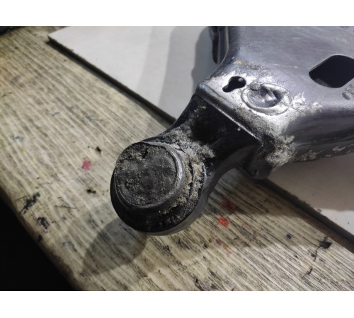 Рычаг подвески (передний левый нижний)