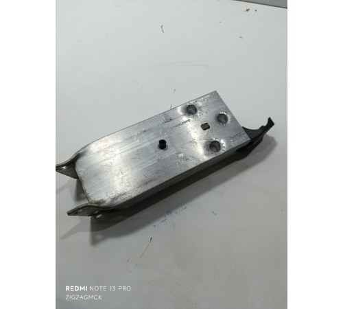 Кронштейн усилителя переднего бампера правый