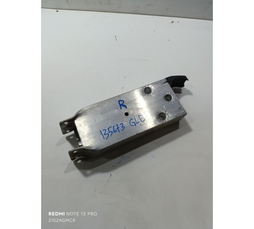 Кронштейн усилителя переднего бампера правый