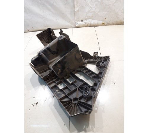 Кронштейн заднего бампера (правый)