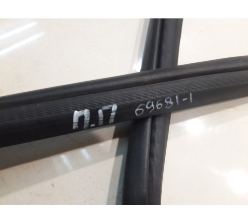 Уплотнитель двери (передний, правый)