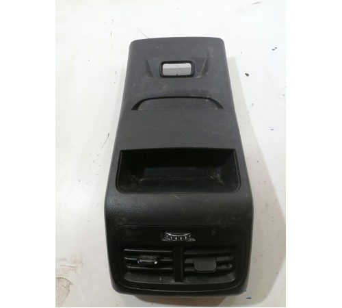 Накладка центральной консоли задняя с воздушным дефлектором