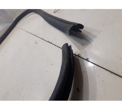 Уплотнитель двери (передний, левый)