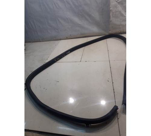 Уплотнитель двери (передний, левый)