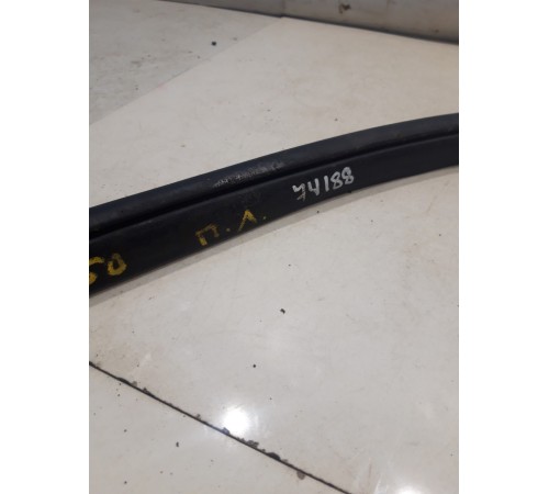 Уплотнитель двери (передний, левый)