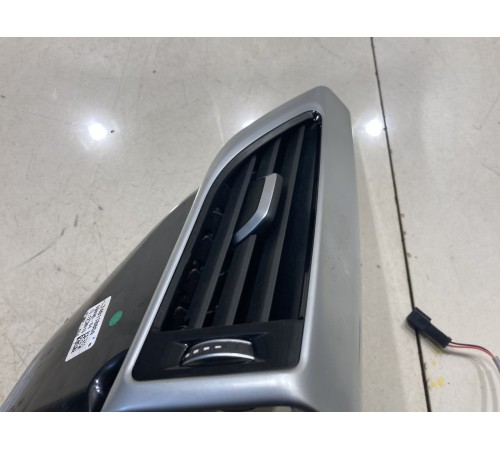 Дефлектор воздушный правый средней стойки