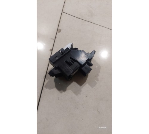 Кнопка фиксатора стояночного тормоза