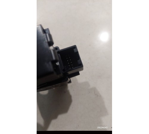 Кнопка фиксатора стояночного тормоза