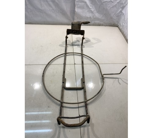 Кронштейн запасного колеса