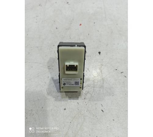 Кнопка стеклоподъемника (передняя правая)