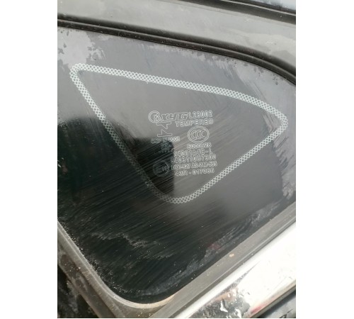Глухое стекло кузова левое, форточка