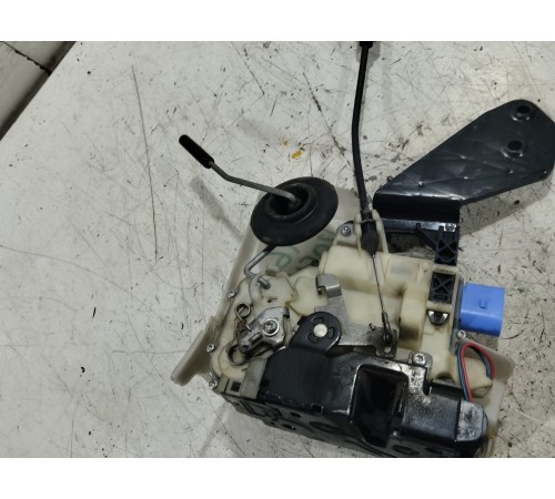 Замок двери передний левый