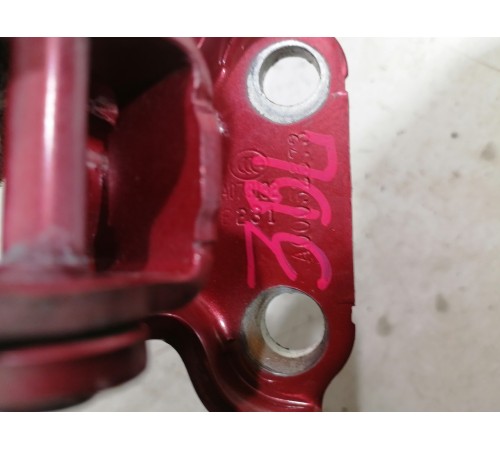 Петля двери задняя левая верхняя