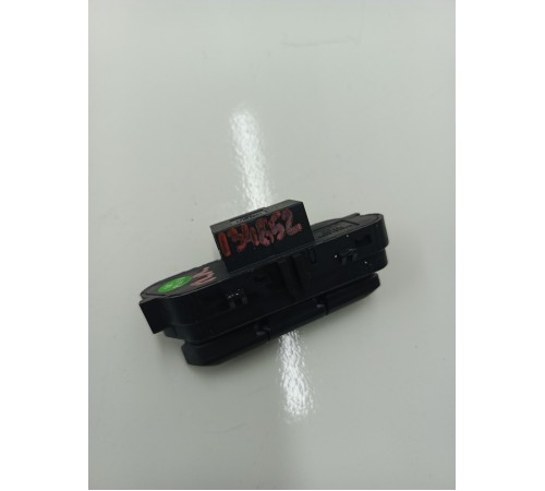 Кнопка памяти сиденья передняя левая