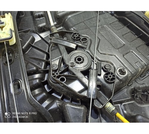 Стеклоподъемник двери (передний правый)