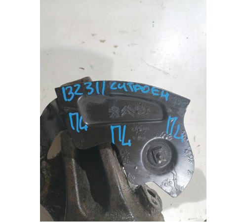 Кулак Поворотный передний левый