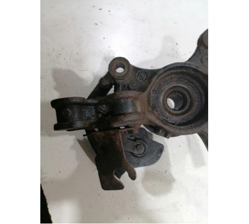 Кулак Поворотный передний левый