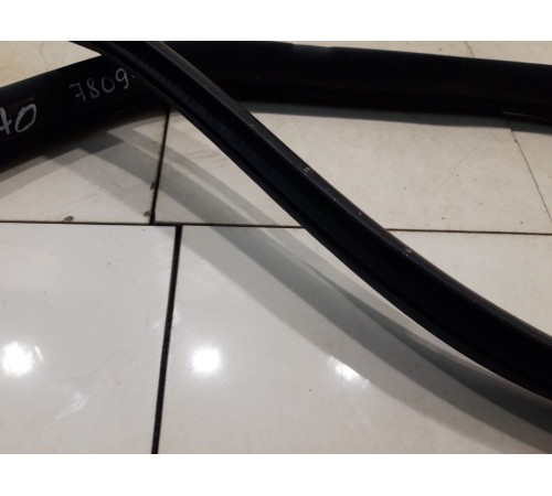 Уплотнитель двери (средний, левый)