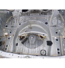 Ниша багажника запасного колеса