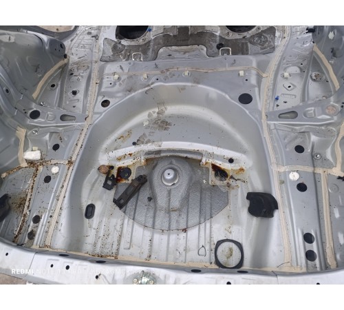 Ниша багажника запасного колеса