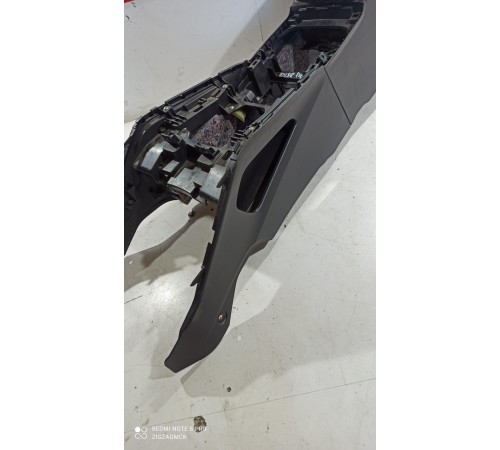 Центральная консоль с подлокотником