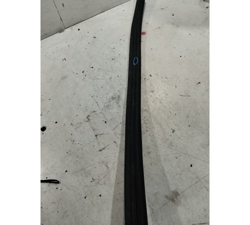 Уплотнитель капота