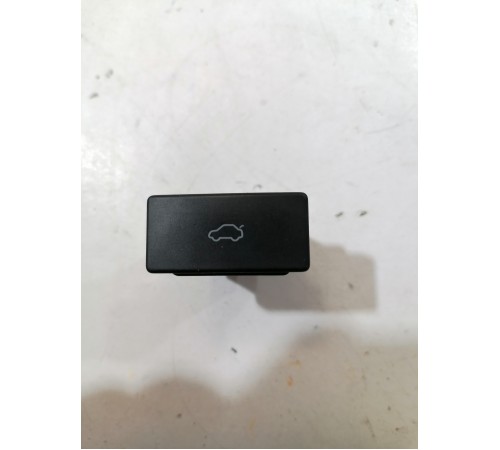 Кнопка открывания багажника