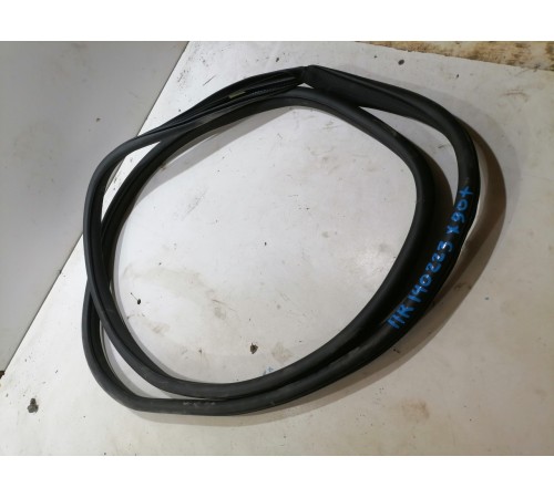 Уплотнитель проема двери передний правый