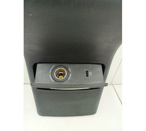 Накладка центральной консоли задняя с воздушным дефлектором