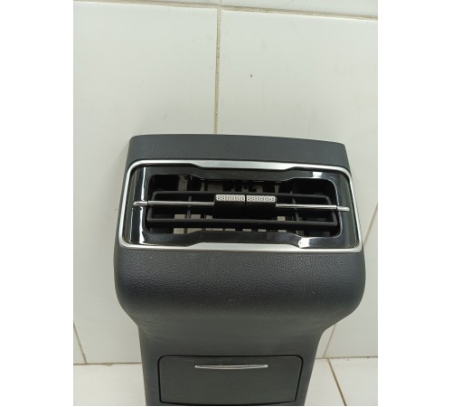 Накладка центральной консоли задняя с воздушным дефлектором