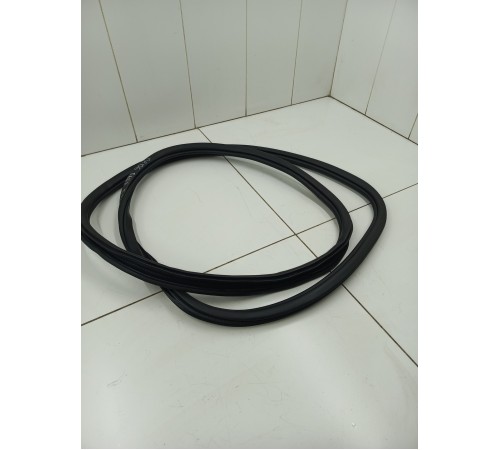 Уплотнитель двери передний правый