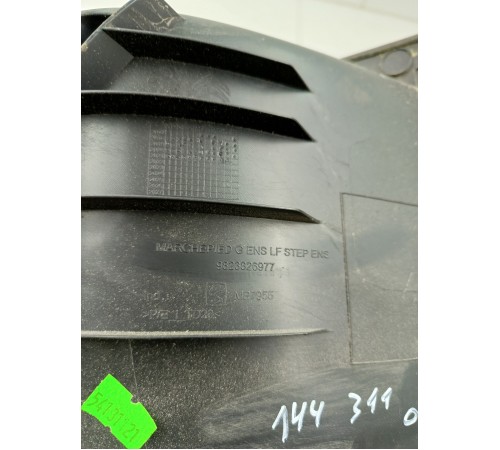 Накладка на порог передняя левая