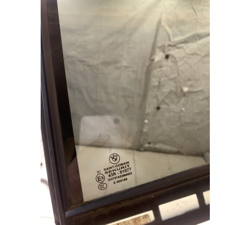 Глухое стекло двери (заднее левое)