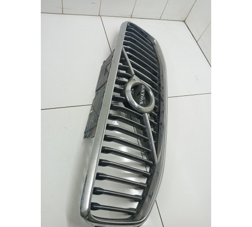 Решетка радиатора с эмблемой