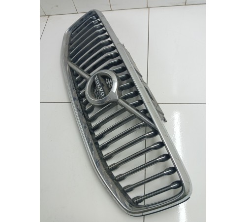 Решетка радиатора с эмблемой