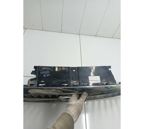 Решетка радиатора с эмблемой