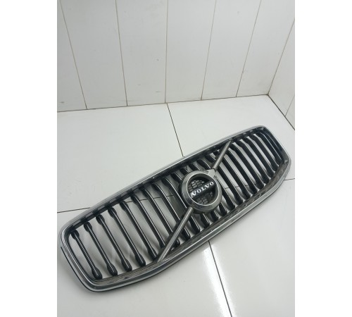 Решетка радиатора с эмблемой