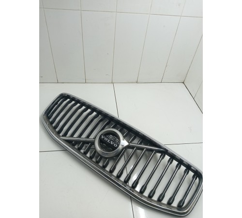 Решетка радиатора с эмблемой