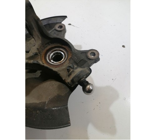 Кулак поворотный передний левый