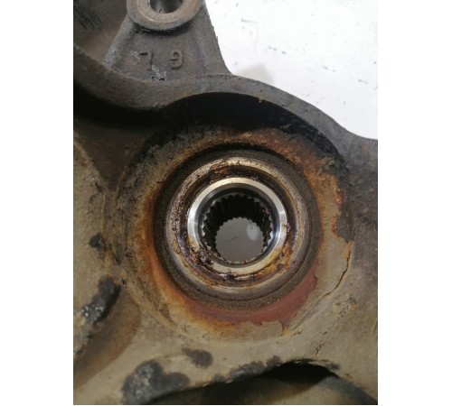 Кулак поворотный передний левый