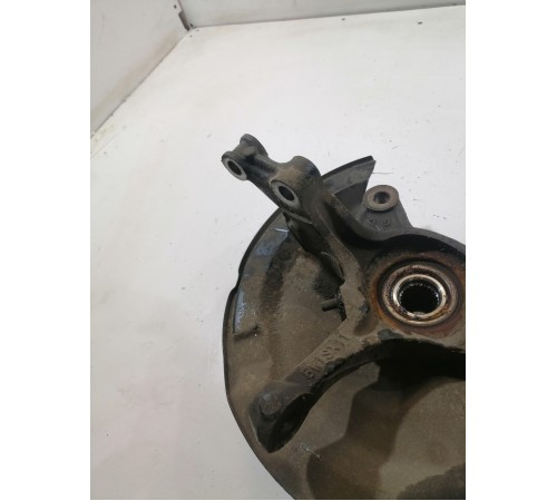 Кулак поворотный передний левый