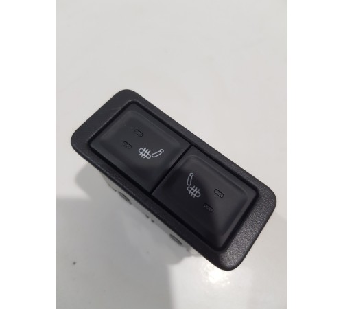 Кнопка обогрева сидений второго ряда