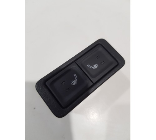 Кнопка обогрева сидений второго ряда