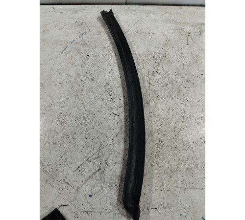 Уплотнитель двери задний правый